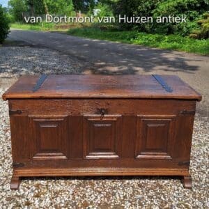 18e eeuwse eiken kist. KIS00025