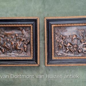 Paar reliëfjes van koper,19e eeuw. SCU00077