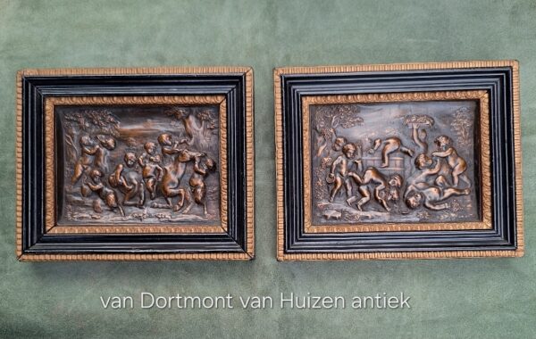Paar reliëfjes van koper,19e eeuw. SCU00077