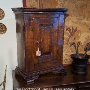 Miniatuur Duitse Spinde kast – 18e eeuw. KAS00052