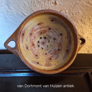 Aardewerk vergiet 18e eeuw. AAR00109