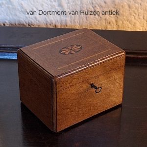Theekistje 19e eeuw. VAR00180