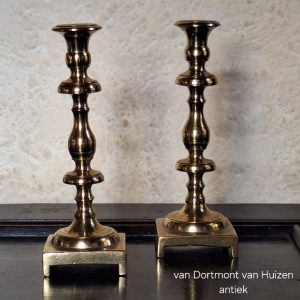 Stel Spaanse messing kandelaars – vroeg 18e eeuw. KTB00253